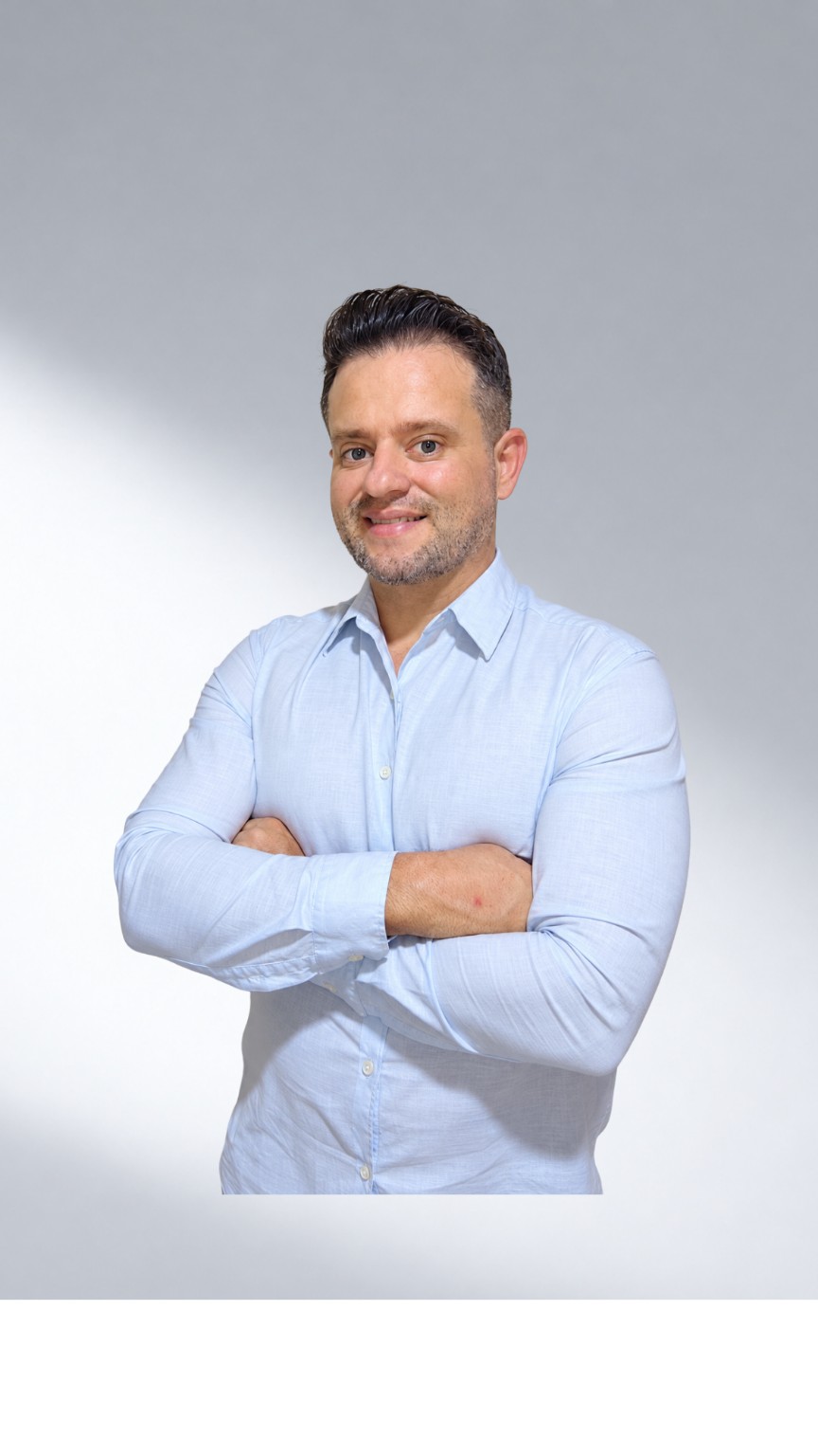 Eliel Cruz de camisa azul-clara e braços cruzados